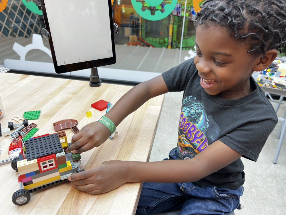 KidHub member building at a Snapology session